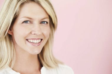 gülümseyen ve kameraya bakarak sarışın kadın