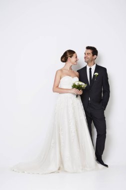 Yeni evli çift ayakta Studio