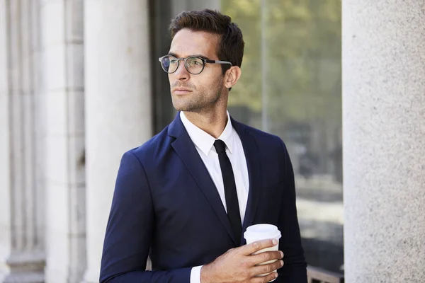 Zakenman met koffie en glazen — Stockfoto