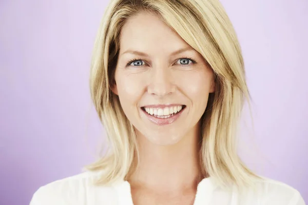 Woman smiling and looking at camera — Stock Photo, Image