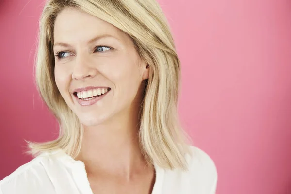 Mujer atractiva sonriendo — Foto de Stock