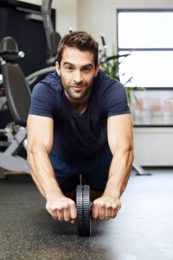 adam kameraya seyir spor salonunda