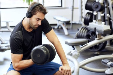 Ağırlıkları isabet adam 