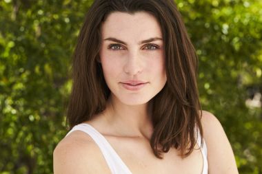 Kameraya bakan kadın.