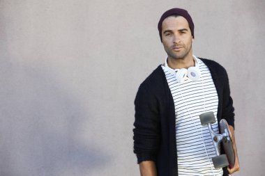 dostum holding kaykay