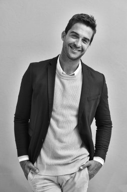 Takım elbise ceketi giyen gülümseyen adam 