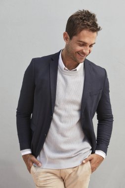 Ceketli mutlu çocuk