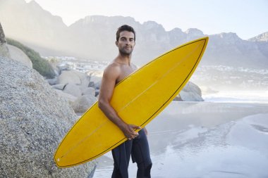 Yönetim Kurulu ile sörfçü adam 