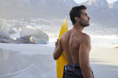 Yönetim Kurulu ile sörf adam