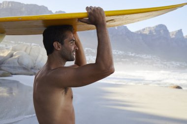 Sörfçü adam sahilde