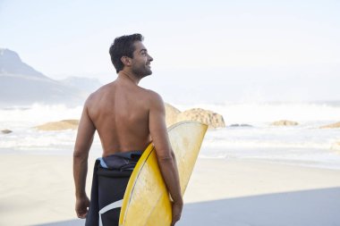 Yönetim Kurulu ile sörfçü adam 