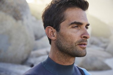 Yakışıklı wetsuit adam profilinde