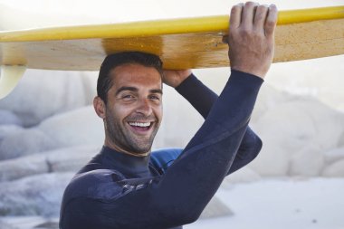 dostum holding sörf tahtası