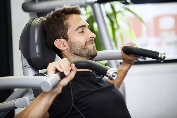 Omuz basın makine kullanarak adam