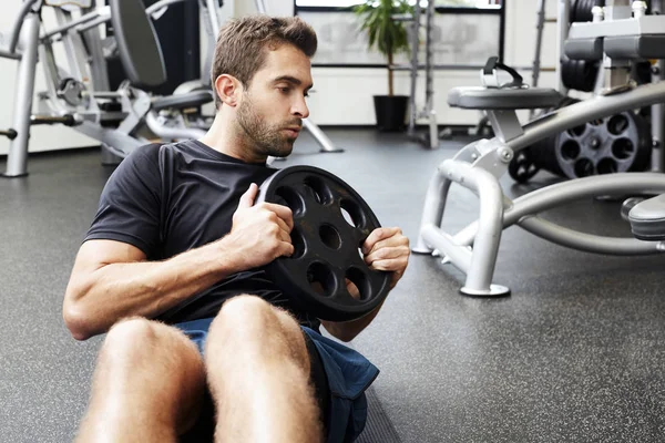 Cara realizando sit ups — Fotografia de Stock