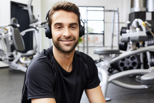 Chico sonriendo en gimnasio —  Fotos de Stock