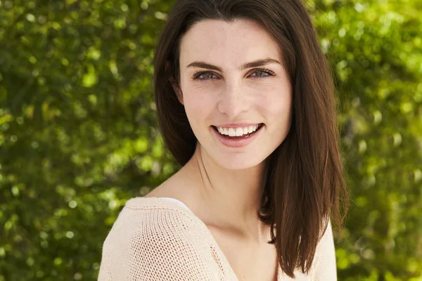 Woman looking at camera — Stock Photo, Image