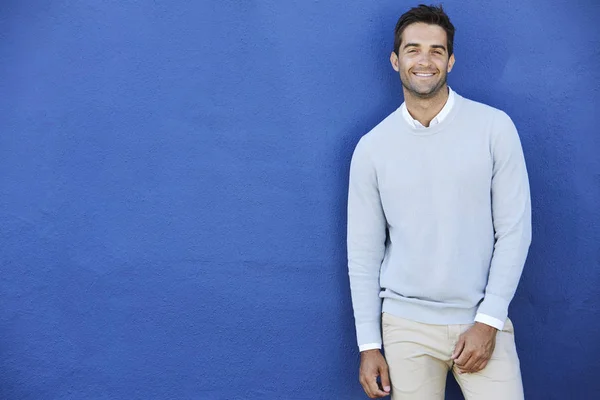 Uomo sorridente in maglione blu — Foto Stock