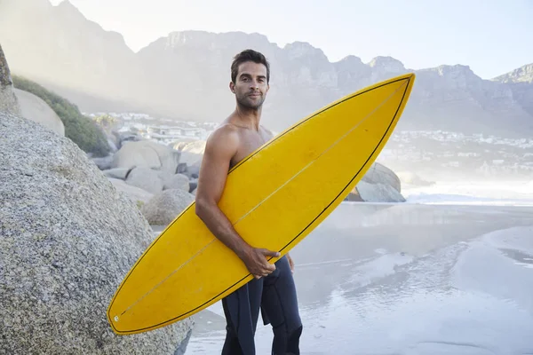 Yönetim Kurulu ile sörfçü adam 