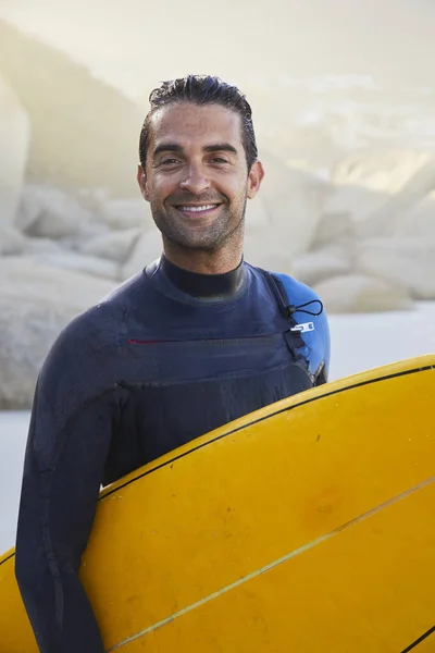 Homem de fato de mergulho com prancha de surf — Fotografia de Stock