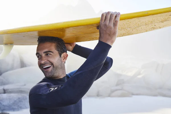 Surfer kille med styrelsen — Stockfoto