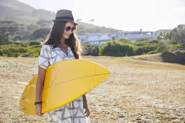 Surfista chica con tabla —  Fotos de Stock