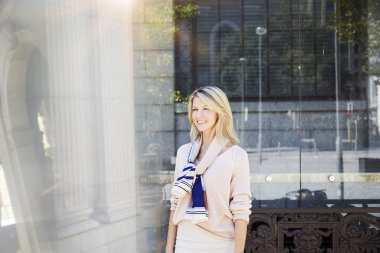 açık havada duran ve uzak arayan kadın