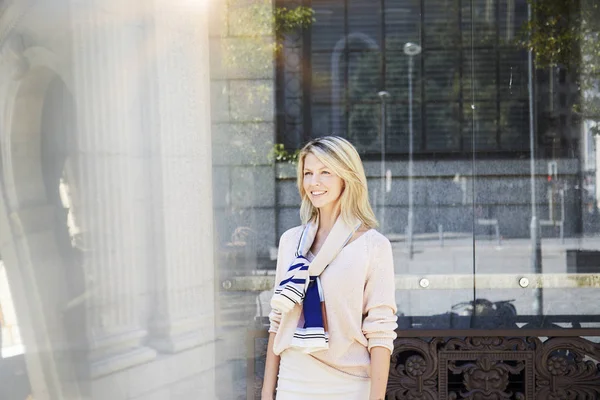 açık havada duran ve uzak arayan kadın