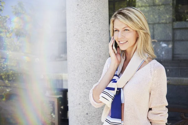 Kadın telefonda konuşuyor.