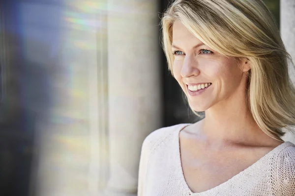 Hermosa mujer sonriendo —  Fotos de Stock