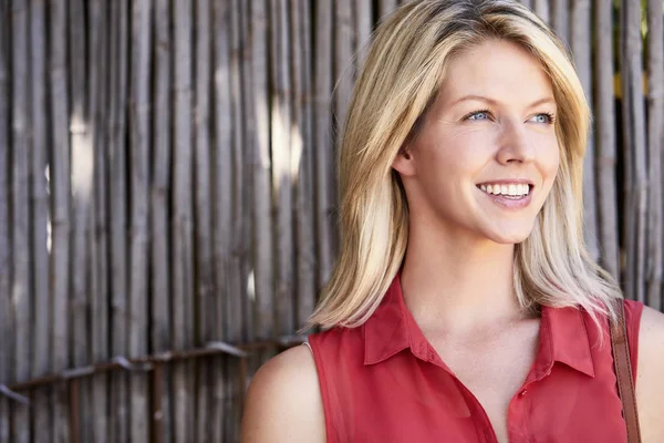 Beautiful woman smiling — Stock Photo, Image