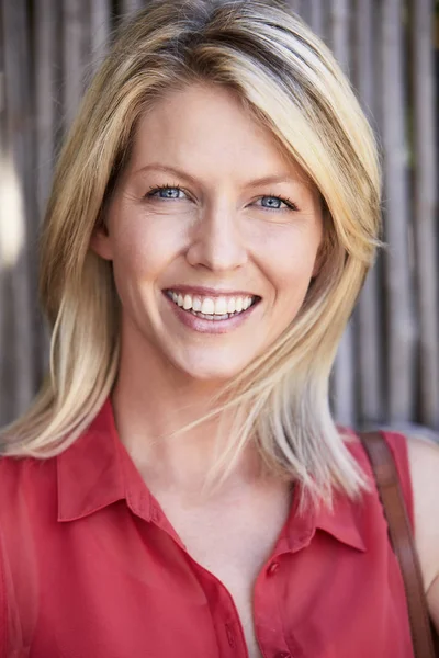 Smiling young woman — Stock Photo, Image