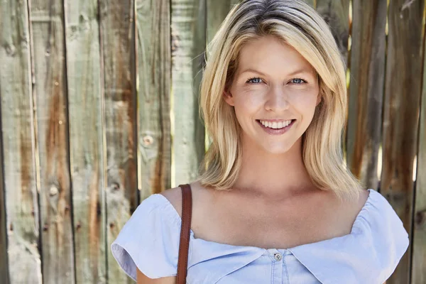 Gülümseyen genç kadın