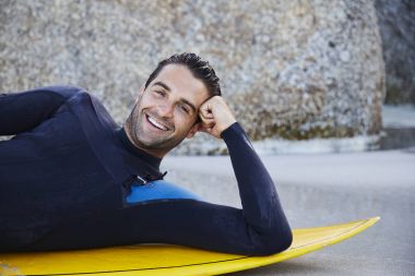 Surfer sörf tahtası üzerinde rahatlatıcı