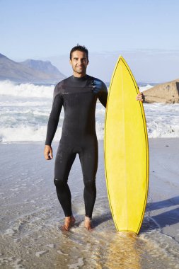 Sörfçü wetsuit daimi kurulu ile 