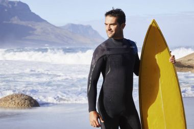 yakışıklı sörfçü Surfboard ile ayakta