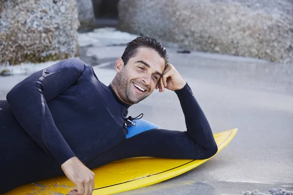 Surfista relaxante na prancha — Fotografia de Stock