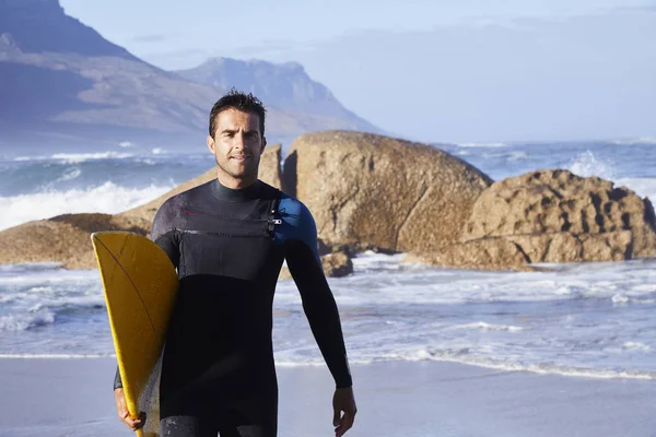 wetsuit taşıyan yönetim kurulu olarak sörfçünün