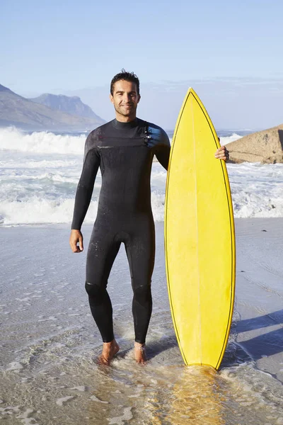 Surfer in wetsuit standing with board — Stock Photo, Image