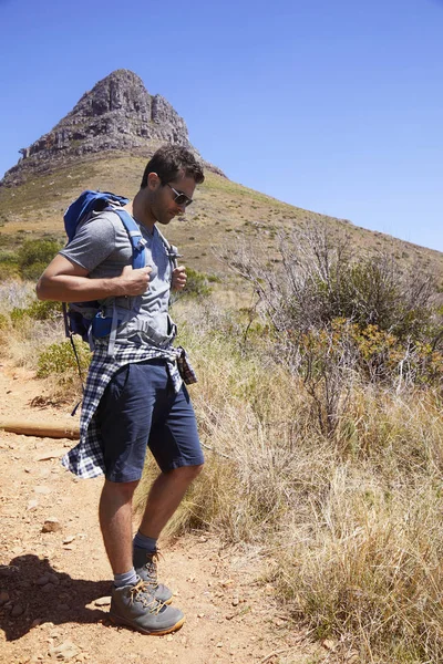 Hiking dude standing on mountain trail — Stock Photo, Image