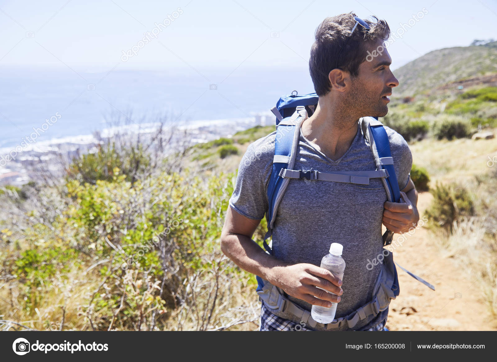Hombre guapo con mochila senderismo — Foto de stock #165200008