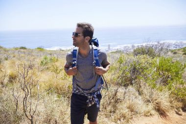 Hiking sırt çantası ile yakışıklı adam