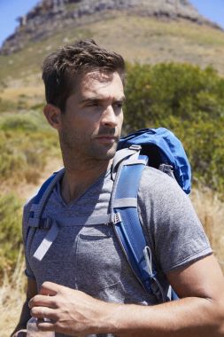 Yakışıklı adam sırt çantası ile hiking