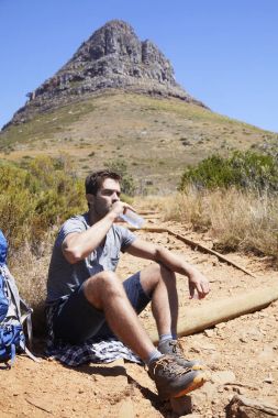 Adam içki dağ izini alarak hiking