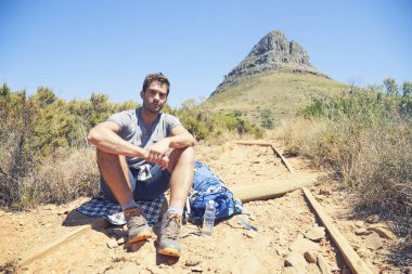 yolda dinlenme yakışıklı uzun yürüyüşe çıkan kimse