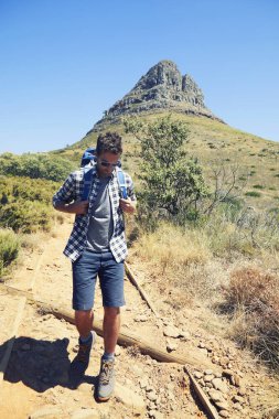 Yürüyüş dağ izi üzerinde genç adam