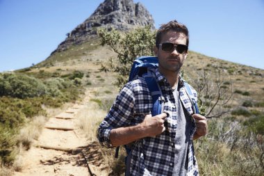 Yakışıklı tonları uzun yürüyüşe çıkan kimse