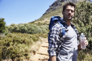 Uzun yürüyüşe çıkan kimse izinde ekose desenli gömlek