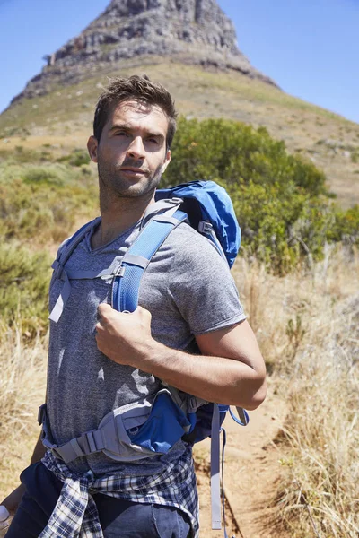 Yakışıklı adam sırt çantası ile hiking