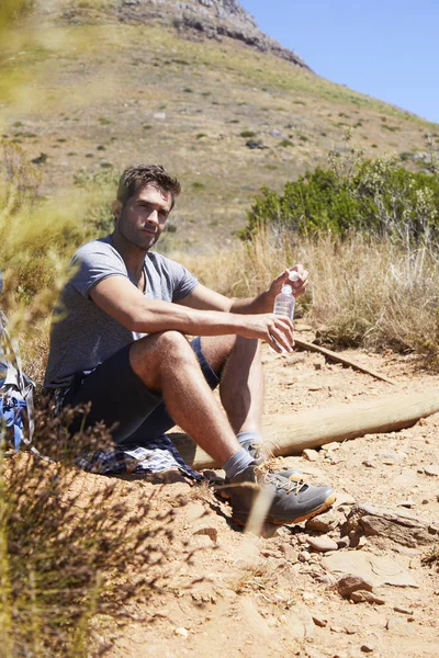 Su dağ izinde ile dinlenme uzun yürüyüşe çıkan kimse